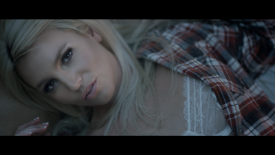 BritneySpears_Perfume_USRV81300701_mov_snapshot_01_52_2021_06_27_01_14_46.png